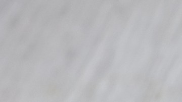 Plato blanco con una servilleta y buñuelos de manzana