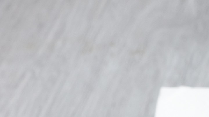 Plato blanco con una servilleta y buñuelos de manzana