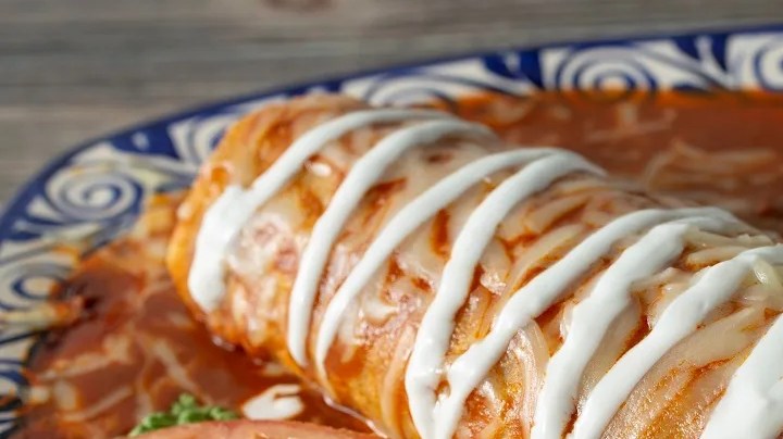 Un plato de color azul con burritos mexicanos, salsa y tomate