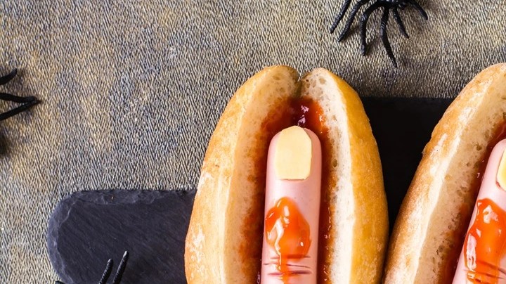 Dedos amputados de salchicha sobre panecillos estilo hot dog