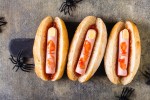 Dedos amputados de salchicha sobre panecillos estilo hot dog