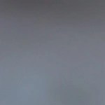 Frasco de vidrio con dip de diablitos con queso crema sobre una mesa de madera y pedazos de pan