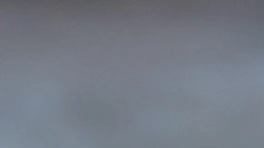 Frasco de vidrio con dip de diablitos con queso crema sobre una mesa de madera y pedazos de pan