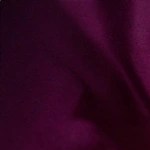 Entrecot de ternera estilo París sobre una bandeja de aluminio y una mesa decorada