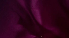 Entrecot de ternera estilo París sobre una bandeja de aluminio y una mesa decorada