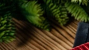 Plato hondo color rojo con fricasé chileno y cubiertos