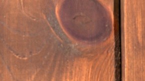 Pan pagnotta horneado sobre una tabla de madera