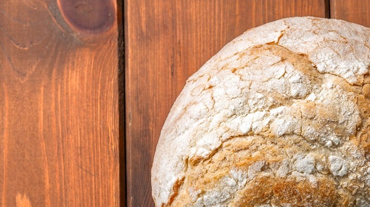 Pan pagnotta horneado sobre una tabla de madera