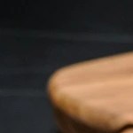 Plato negro con pappardelle con salsa de queso azul y calabaza en una mesa gris