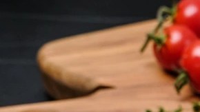 Plato negro con pappardelle con salsa de queso azul y calabaza en una mesa gris