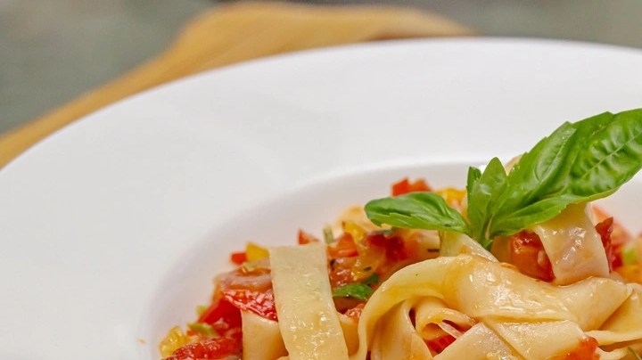 Pappardelle con salsa de tomate y albahaca