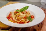 Pappardelle con salsa de tomate y albahaca