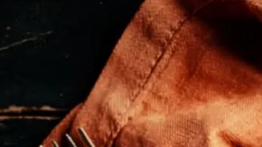 Plato negro con una cremosa pasta a la carbonara de calabaza