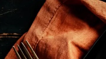 Plato negro con una cremosa pasta a la carbonara de calabaza