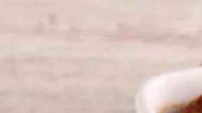 Bandeja blanca con rigatoni al horno con albondigas caseras