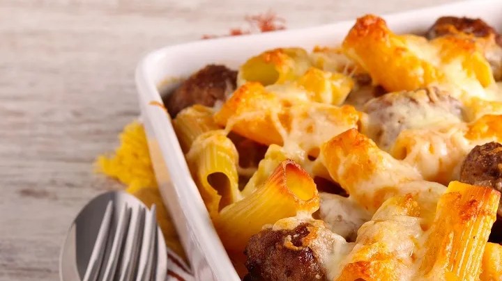 Bandeja blanca con rigatoni al horno con albondigas caseras