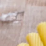 Plato blanco hondo con rigatoni con atún sobre una mesa de madera