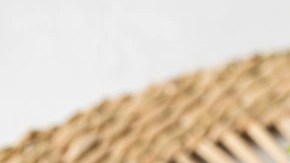 Plato blanco hondo con rigatoni con berenjena y mozzarella sobre una mesa marrón