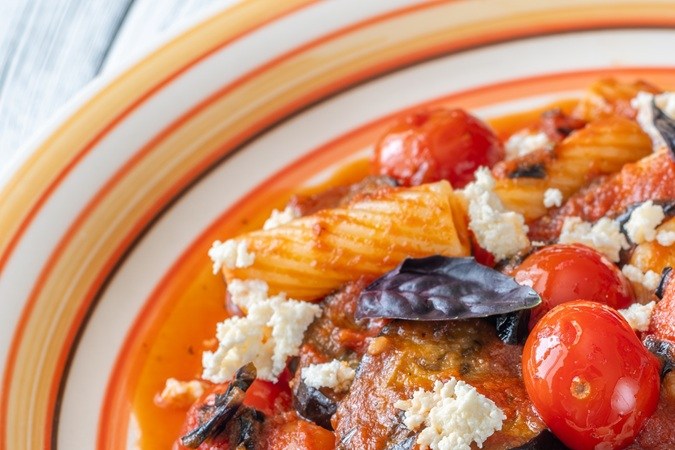 Rigatoni con berenjena y ricotta salata