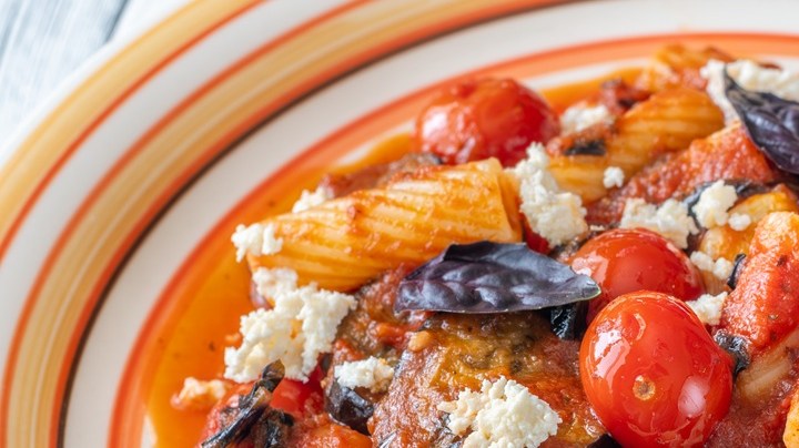 Rigatoni con Berenjena y Ricotta Salata