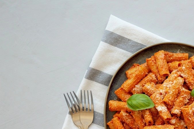 Rigatoni con salsa de tomate y albahaca