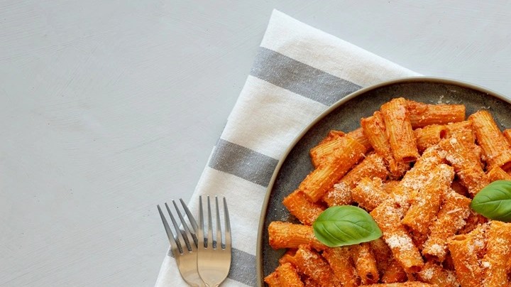 Rigatoni con Salsa de Tomate y Albahaca