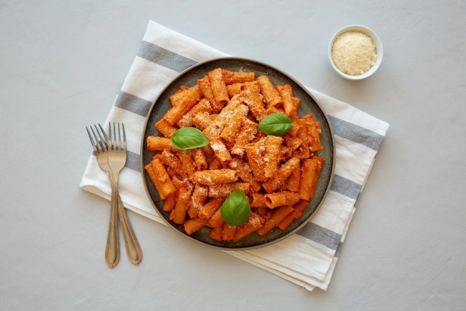 Rigatoni con salsa de tomate y albahaca
