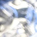 Un plato con tacos de quesabirria y salsas