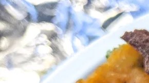 Un plato con tacos de quesabirria y salsas