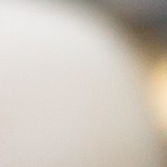 Cheesecake brownie cortados en cuadros sobre una mesa con papel encerado