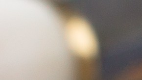 Cheesecake brownie cortados en cuadros sobre una mesa con papel encerado