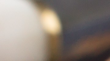 Cheesecake brownie cortados en cuadros sobre una mesa con papel encerado