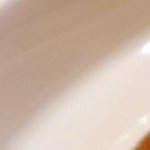 Plato con enmoladas de huevo con mole y aguacate