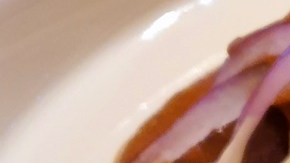 Plato con enmoladas de huevo con mole y aguacate