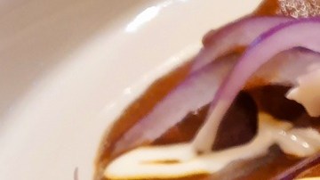 Plato con enmoladas de huevo con mole y aguacate