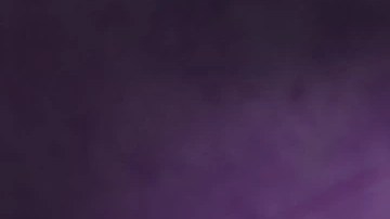 Hamburguesas con pan color negro, vegetales, carne y queso, con aceitunas en la superficie haciendo alusión a monstruos