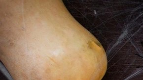 Mesa decorada con alusión a Halloween, incluido un pie de carne en forma de calabaza