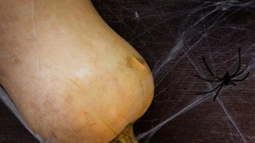 Mesa decorada con alusión a Halloween, incluido un pie de carne en forma de calabaza