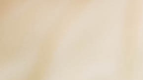 Plato hondo con mole negro sobre una mesa blanca decorado con ingredientes