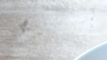 Plato blanco con espaguettis endiablados o diablitos