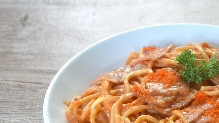 Plato blanco con espaguettis endiablados o diablitos