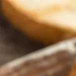 Frasco de vidrio con paté de frijoles y pan para untar