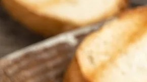 Frasco de vidrio con paté de frijoles y pan para untar