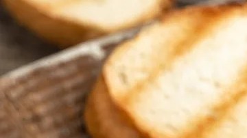 Frasco de vidrio con paté de frijoles y pan para untar