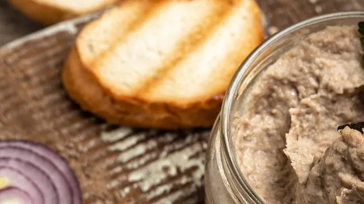 Frasco de vidrio con paté de frijoles y pan para untar
