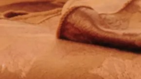 Tabla de madera con un frasco de vidrio con paté de pimientos de piquillo, untado en pedazos de pan