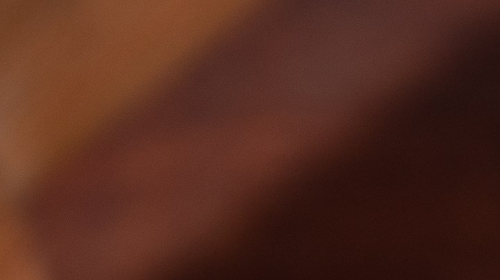 Polvorosa de pollo venezolana recién horneada, con una masa dorada y quebradiza y relleno cremoso de pollo desmenuzado.