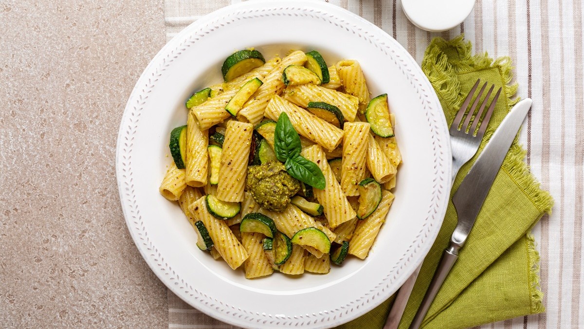 Rigatoni con calabacín y limón: receta ligera y deliciosa