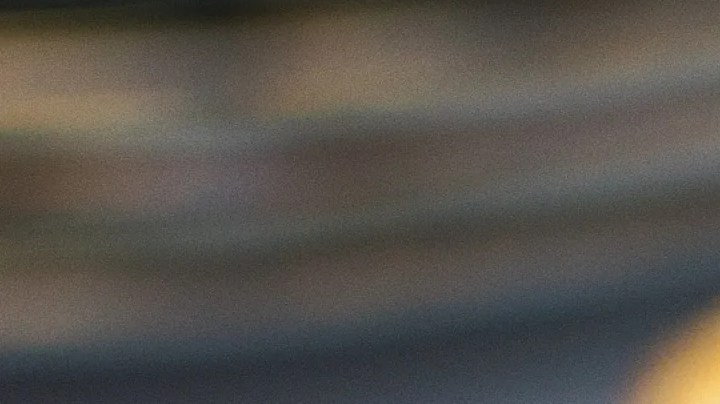 Plato de color blanco con muchas salteñas de hoja