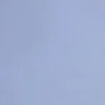 Bandeja de mental con un sanduchón venezolano decorado con jamón y fresas